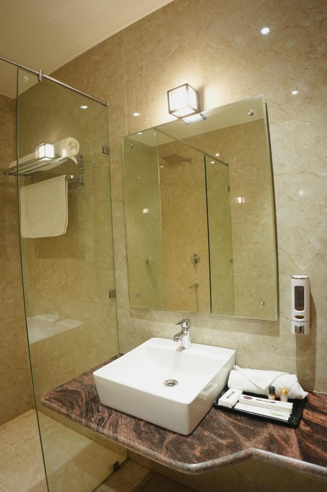 The Krati Resort And Convention Centre Bareilly Bagian luar foto
